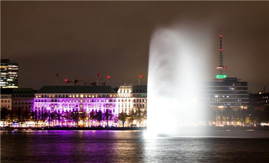 Das Hotel «Vier Jahreszeiten» an der Binnenalster in Hamburg ist während einer Aktion der Organisation «Plan International» zum Weltmädchentag beleuchtet.