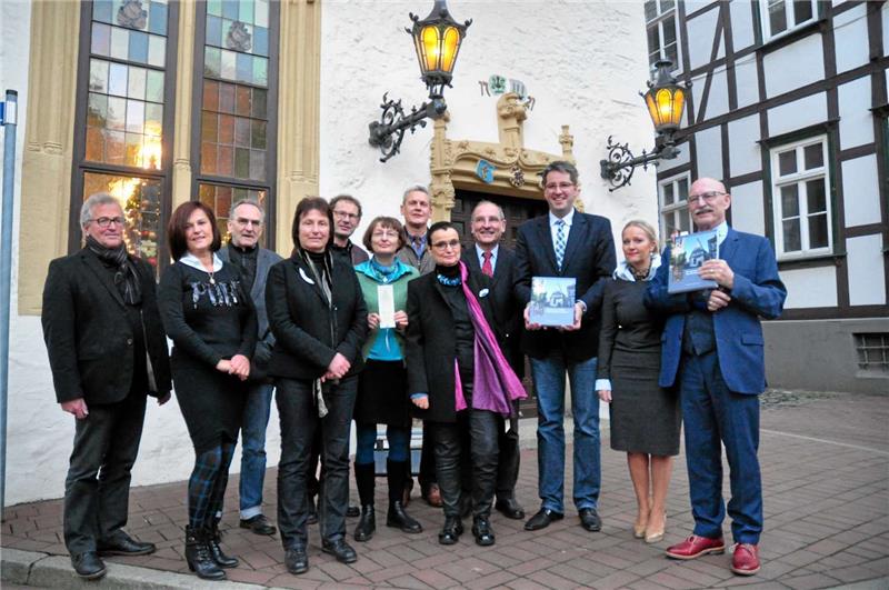 Das Hotelier-Ehepaar Oberhuber-Ballach und Goslars Oberbürgermeister Dr. Oliver Junk (v.re.) mit den Autoren des Buches über das Brusttuch.  Foto: Kempfer