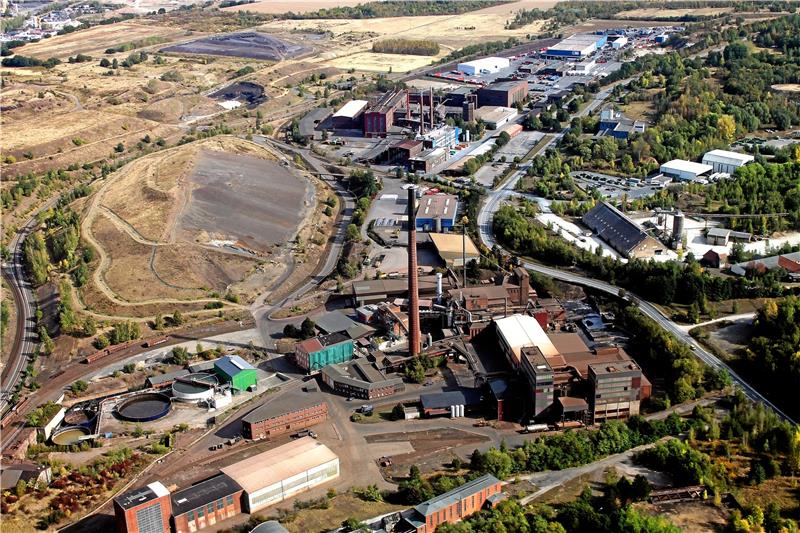 Das Hüttengelände – hier eine ältere Aufnahme – hat sich im Laufe der Zeit optisch stark gewandelt. Gegenwärtig werden beispielsweise wie berichtet die alten Industriehallen abgerissen. Was jedoch geblieben ist nach jahrelanger Verhüttung ist die unsichtbare aber doch messbare Umweltbelastung. Foto: GZ-Archiv