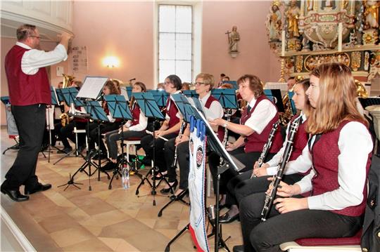Das Hüttenmusik-Korps „Hans-Heinrich-Hütte“ sorgt für Schwung in der St.-Andreas-Kirche. Archivfoto: Leifeld