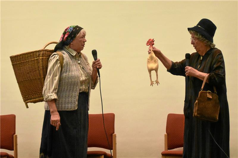 Das Huhn aus dem Tragekorb: „Die Klapperrachen“ belustigen die Heimatpfleger mit Gags in Oberharzer Mundart. Foto: Berg