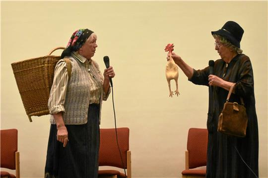 Das Huhn aus dem Tragekorb: „Die Klapperrachen“ belustigen die Heimatpfleger mit Gags in Oberharzer Mundart. Foto: Berg