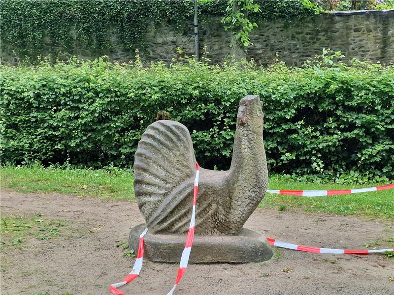Feuerwehr befreit erneut Menschen aus „Huhn“ Das Huhn ist bis auf Weitere abgesperrt. Foto: Schlimme