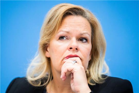 Das Innenministerium von Nancy Faeser hat einen Vorschlag vorgelegt, nach dem Clan-Angehörige möglicherweise schneller abgeschoben werden können.