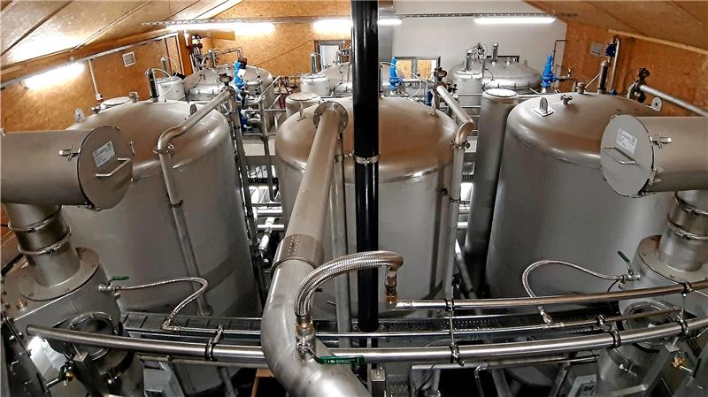 Das Innere: Drei sogenannte Aufbereitungslinien sind verbaut. Falls eine außer Funktion ist, laufen die anderen. Die großen Edelstahlbehälter sind für das Reinwasser bestimmt. Foto: Potthast