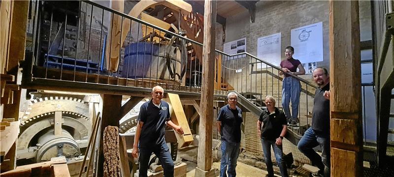 Das Innere der Lohmühle ist ein besonderer Ort. Viele Goslarer waren noch nie dort, bedauern (v.li.) Rainer Sonnemann, Peter Pilz, Christian Theuerkauf, Lea Knupper und Patrick Kruse. Das Kleinod wird vom Zinnfiguren-Museum aus betreut. Foto: Kempfer
