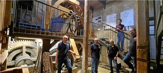 Das Innere der Lohmühle ist ein besonderer Ort. Viele Goslarer waren noch nie dort, bedauern (v.li.) Rainer Sonnemann, Peter Pilz, Christian Theuerkauf, Lea Knupper und Patrick Kruse. Das Kleinod wird vom Zinnfiguren-Museum aus betreut. Foto: Kempfer