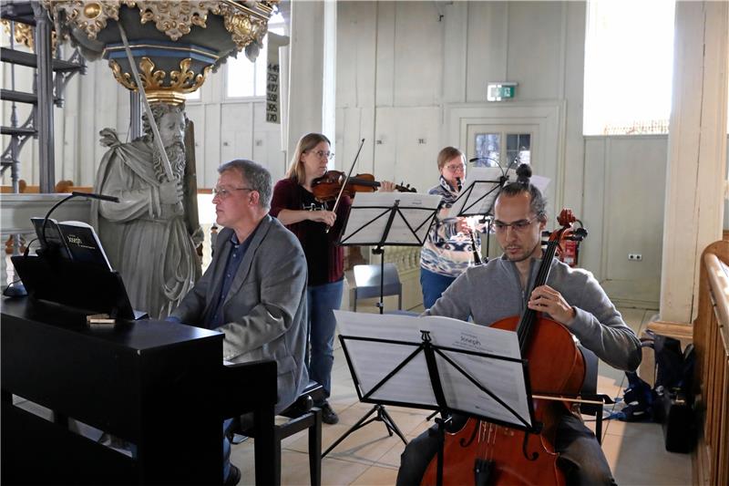 Das Instrumentalensemble mit Hella Janssen, Simon Janssen (Violoncello), Katrin Kenzlers (Klarinette) und Arno Janssen begleitet die jungen Sängerinnen und Sänger. Foto: Neuendorf
