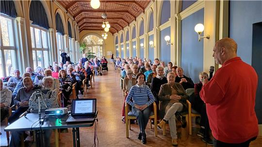 Das Interesse ist groß: Den Vortrag von Dr. Friedhart Knolle (r.) in der Wandelhalle zum Thema Umweltverschmutzung durch Bergbau im Harz verfolgen am Dienstag rund 80 Besucher. Foto: Fricke
