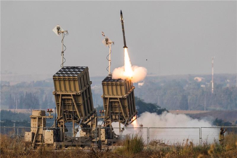 So schützt sich Israel gegen die Luftangriffe Das Iron-Dome-Raketenabwehrsystem feuert eine Abfangrakete ab.