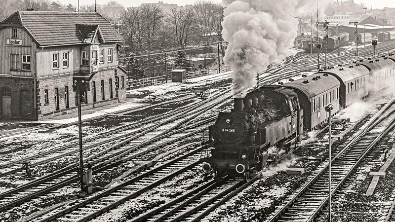 Neuer Kalender mit legendären Sonderfahrten der Innerstetalbahn Das Januar-Kalenderblatt zeigt die 64 289 im Bahnhof Goslar im Jahr 1975 – heute ist das Gleisfeld auf das absolute Minimum eingedampft.