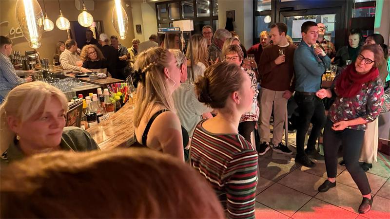 Das Foto zeigt Menschen die tanzen.