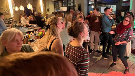 Das Foto zeigt Menschen die tanzen.