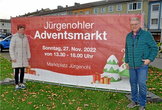 Das Jürgenohler Organisatoren-Duo Annett Eine und Claus Roschanski wirbt für den Adventsmarkt auf dem Marktplatz.  Foto: Heine