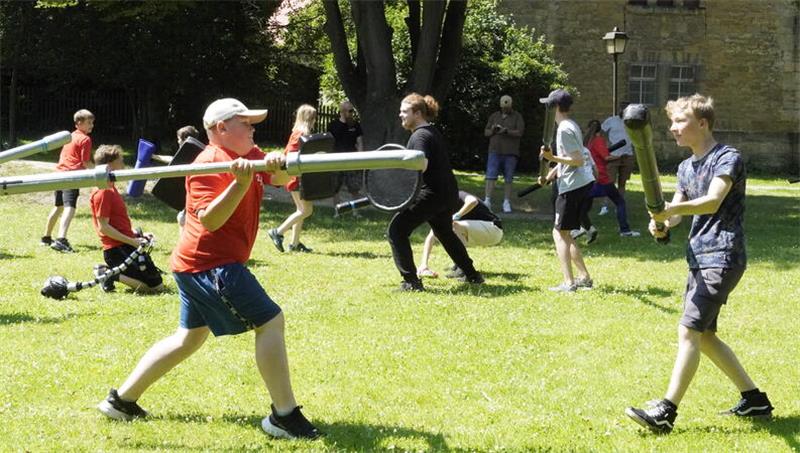 365 Kinder beteiligen sich am Bad Harzburger Sommerprogramm Das Jugger-Turnier am Schloss erweist sich als eines der Highlights im Ferienpass, es soll mit regelmäßigem Training nachhaltig Wirkung zeigen.