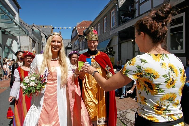 Ein Festumzug durch elf Jahrhunderte Das Kaiserpaar wird sicherlich auch beim diesjährigen Umzug eine Rolle spielen. 2018 war es so heiß, dass sie am Straßenrad mit Wasser versorgt worden. Archivfotos: Epping