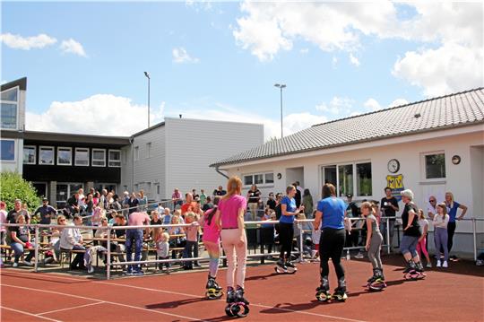 Das Kangoo-Jumping zählt zu den Neuheiten im sportlichen Angebot des MTV Brunonia und wird den Mitgliedern beim Sommerfest vorgestellt. Nach der Vorführung der Kangoo-Gruppe kann jeder die Hüpf-Schuhe unter Anleitung auch selbst mal ausprobieren. Foto: Nachtweyh