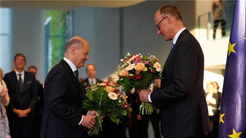 Das Kanzleramt hat SPD-Mann Scholz an seinen CDU-Nachfolger Merz übergeben - einfacher Abgeordneter bleibt er. (Archivbild) 
