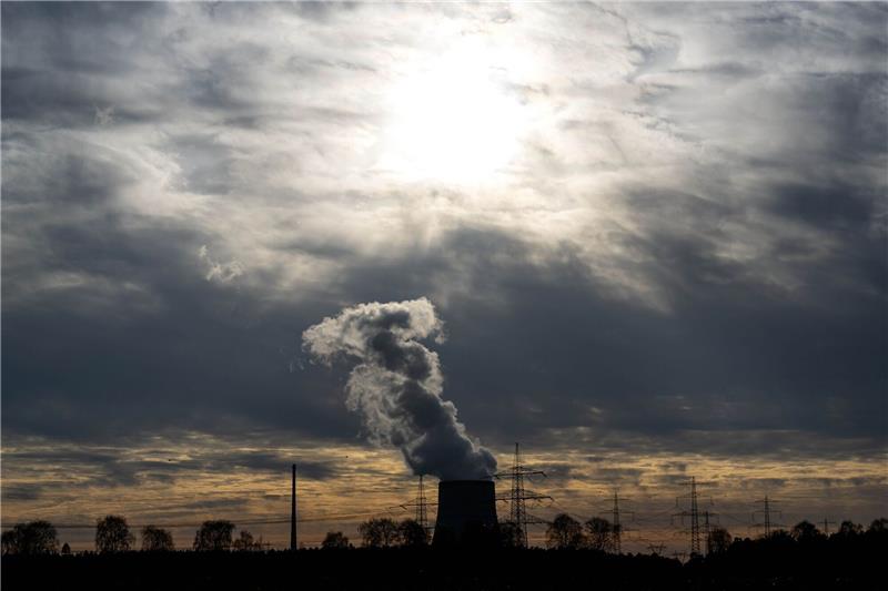 Dobrindt: Tür zur Weiternutzung der Kernenergie offen lassen Das Kernkraftwerk Emsland. Vor 62 Jahren nahm das erste Atomkraftwerk in Deutschland seinen kommerziellen Betrieb auf.