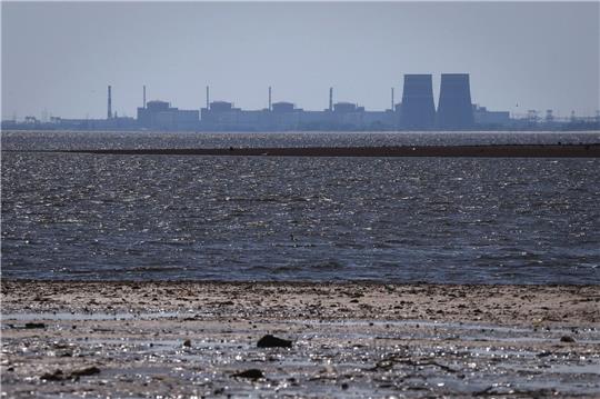 Das Kernkraftwerk Saporischschja im Hintergrund des flachen Kachowka-Stausees. Die Anlage ist seit 2022 unter russischer Besatzung.
