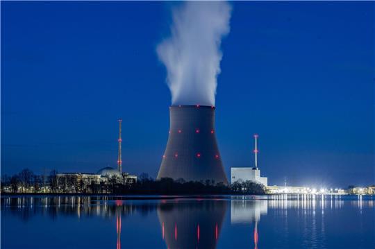 Das Kernkraftwerks Isar 2 in Bayern - laut Atomgesetz soll die endgültige Abschaltung am 15. April erfolgen.