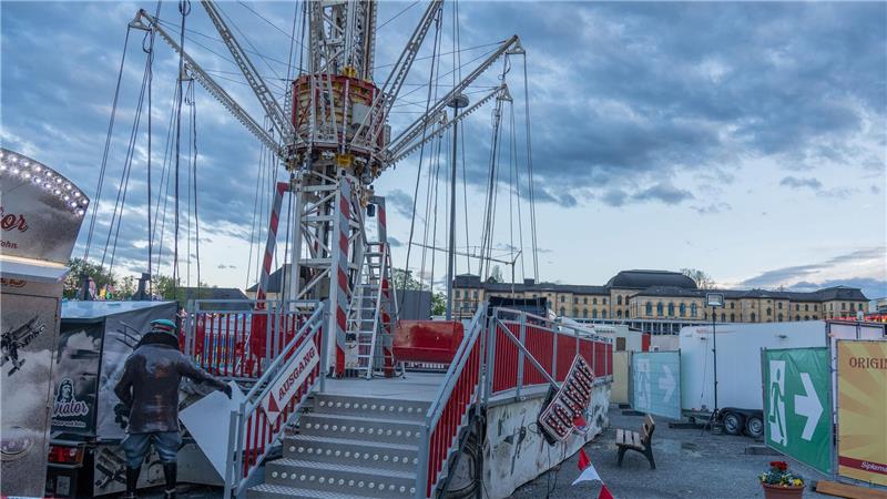 Trotz TÜV: Fünf Verletzte bei Unfall mit Kettenkarussell Das Kettenkarussell dreht sich bei voller Fahrt auf eine Höhe von 30 Metern.