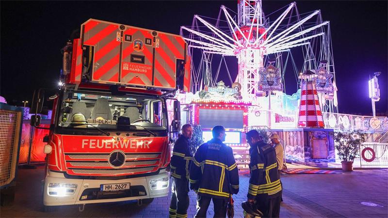 Das Kettenkarussell konnte ohne Eingreifen der Einsatzkräfte wieder auf den Boden zurückkehren.