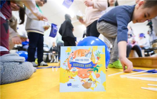 Das Kinderbuch «Anna und Fredi entdecken Europa» steht in einer Kita.