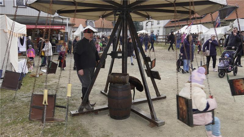 Das Kinderkarussell muss noch mit Hand betrieben werden.