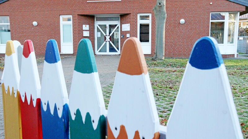 Ein Blick über den Zaun auf eine Kita in der Gemeinde Liebenburg.