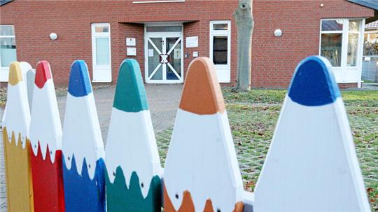 Ein Blick über den Zaun auf eine Kita in der Gemeinde Liebenburg.