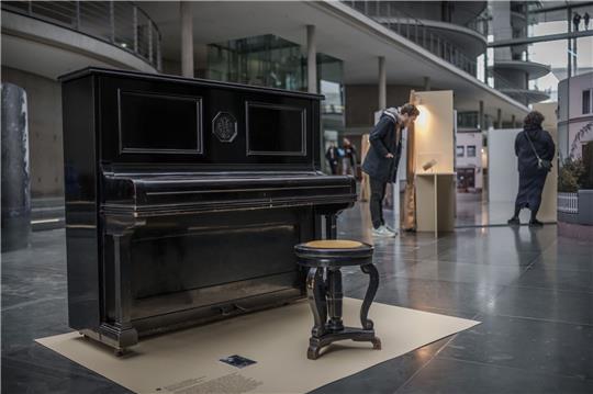 Das Klavier der Familie Margulies in der Ausstellung "Sechzehn Objekte - Siebzig Jahre Yad Vashem" im Bundestag.