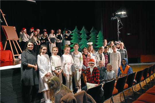 Das Kleine Theaterensemble mit Leiterin Sandra Böhm (links). Im Hintergrund macht der Chor gerade eine Stellprobe. Foto: Fricke