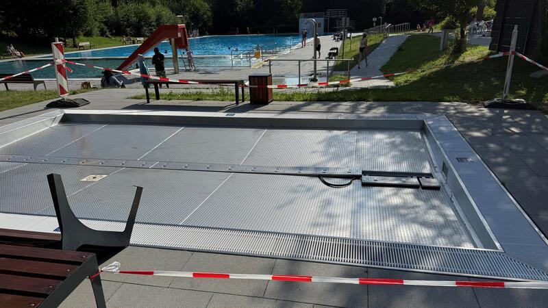 Das Foto zeigt ein abgesperrtes Kleinkindbecken in einem Freibad.