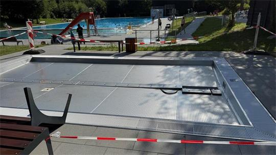 Das Foto zeigt ein abgesperrtes Kleinkindbecken in einem Freibad.