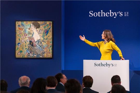 Das Klimt-Gemälde «Dame mit Fächer», ist bei Sotheby's in London für 85,3 Millionen Pfund (99,2 Millionen Euro) versteigert worden.
