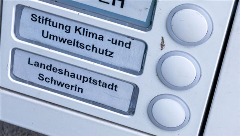 Das Klingelschild der Stiftung Klima- und Umweltschutz am Eingang eines Wohn- und Geschäftshauses. Die geplante Auflösung der Klimastiftung MV ist heftig umstritten.