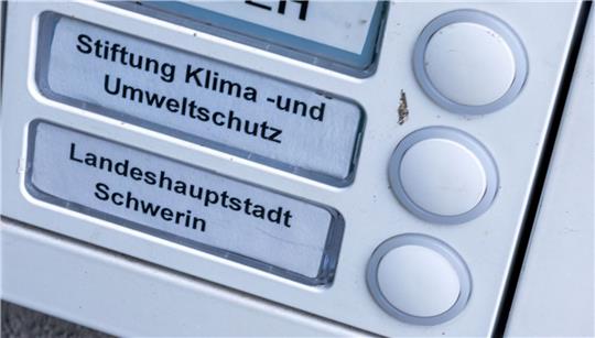 Das Klingelschild der Stiftung Klima- und Umweltschutz am Eingang eines Wohn- und Geschäftshauses. Die geplante Auflösung der Klimastiftung MV ist heftig umstritten.