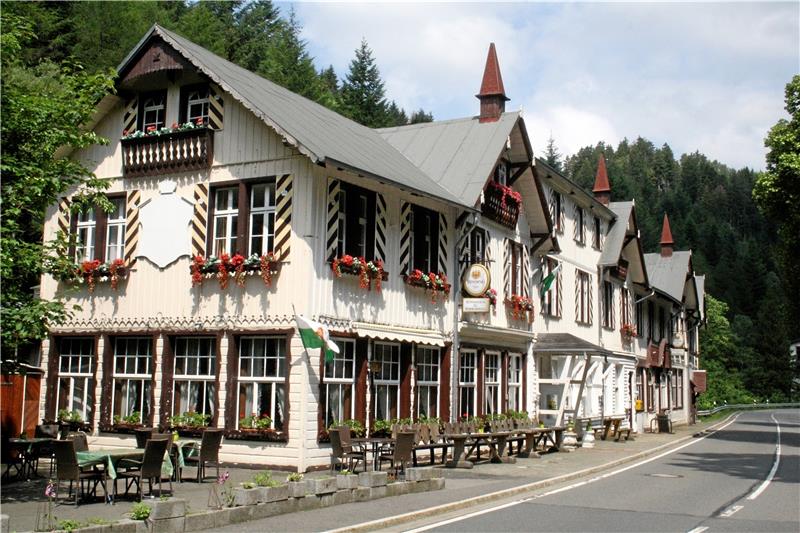 Das Königreich Romkerhall ist Hotel, Restaurant und Ausflugsgaststätte. Seit zehn Jahren versucht Eigentümerin Susanne Bauer, dem ehemaligen Jagdschloss wieder Leben einzuhauchen.  Fotos: Roß