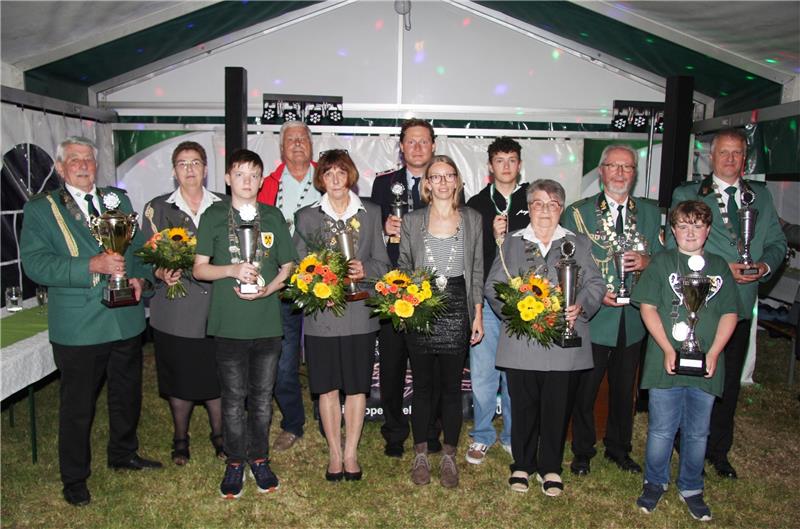 Das Königsfoto (v.l.): Rolf Berkmann, Bärbel Borchers, Leon Hanke, Jürgen Michaelis, Petra Ulrich, Kristian Kröhl, Annika Becker, Hannes Berg, Karin Berkmann, Norbert Tepper, Fynn Baumbach und Jürgen Breiler mit ihren Auszeichnungen. Foto: Hohaus