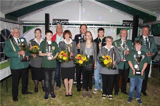 Das Königsfoto (v.l.): Rolf Berkmann, Bärbel Borchers, Leon Hanke, Jürgen Michaelis, Petra Ulrich, Kristian Kröhl, Annika Becker, Hannes Berg, Karin Berkmann, Norbert Tepper, Fynn Baumbach und Jürgen Breiler mit ihren Auszeichnungen. Foto: Hohaus
