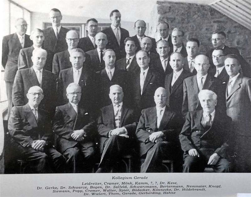 Das „Kollegium Gerade“ – ein Bild aus dem Buch von Dr. Hans Gidion zur Geschichte des Ratsgymnasiums (1969). Der Direktor sitzt vorn in der Mitte.