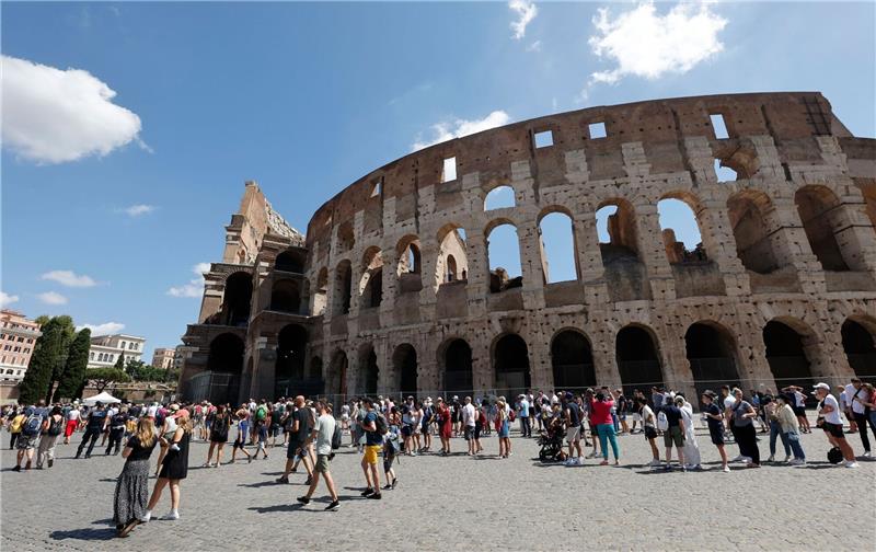 Das Kolosseum gehört zu den beliebtesten Touristenattraktionen in Italien.