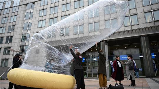 Das Kondom ist mit Luft gefüllt.