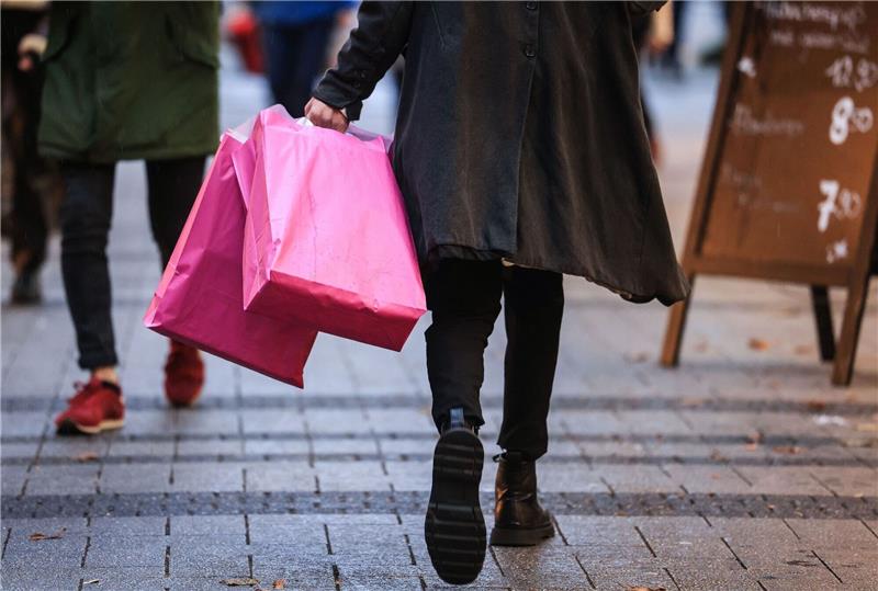 Konsumklima in Deutschland hellt sich weiter auf Das Konsumklima habe trotz anhaltender Krisen wie des Ukraine-Kriegs oder hoher Inflationsraten weiter zugelegt.