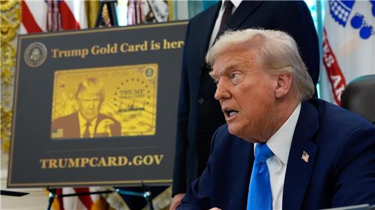 Das Konterfei des Präsidenten ist auch auf der „Trump Gold Card“ zu sehen.