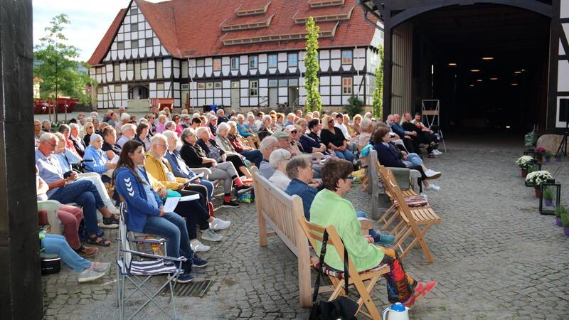 Wenn im Bündheimer Gestüt gesungen und gelesen wird Das Konzept in Kombination mit gutem Wetter bescheren volle Stuhlreihen.