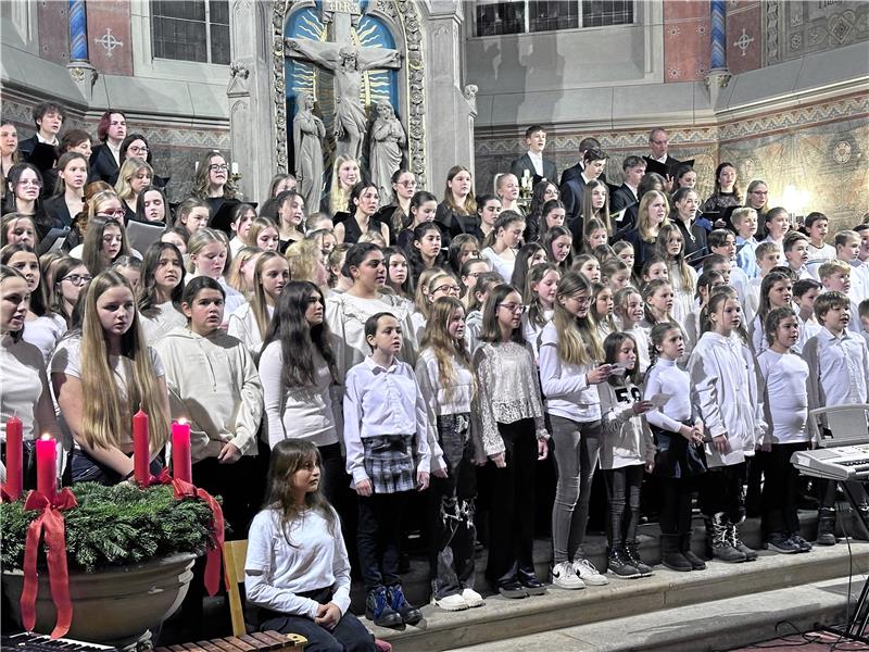 Weihnachtskonzert: Harzburger Schule ist voller Gesangstalente Das Konzert bietet fulminante Auftritte wie den aller Akteure zu Beginn. Foto: Schlegel