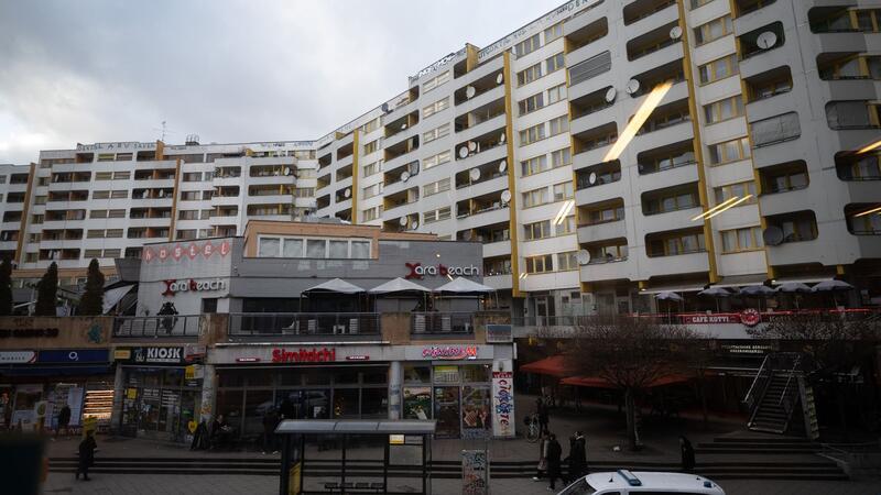Das Kottbusser Tor ist seit Jahrzehnten ein bekannter Ort des Nachtlebens - aber auch berühmt-berüchtigt für Straßenkriminalität und Drogenhandel.