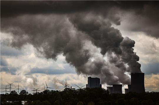 Das Kraftwerk Niederaußem ist ein von RWE Power mit Braunkohle betriebenes Grundlastkraftwerk. Ein Teil der Blöcke des Kraftwerkes wurden stillgelegt.